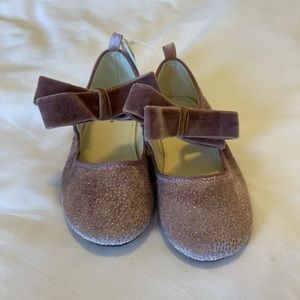 Toddler girl size 9 GAP shoes w/bows
